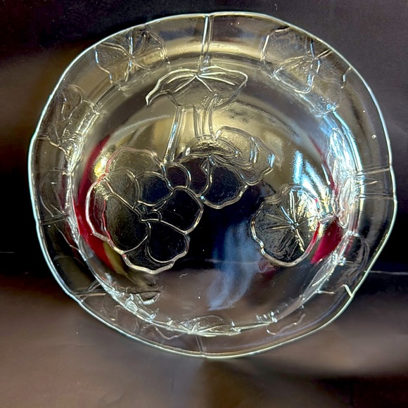 Large clear glass bowl with a minimal pattern of leaves. - Picture 8 of 9
